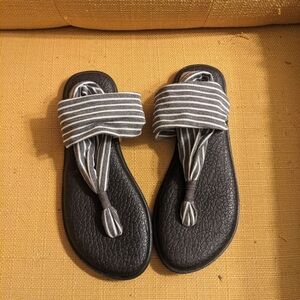 Sanuk Slingback Yoga Sandals in Gray and White Stripes, Women's Size 7